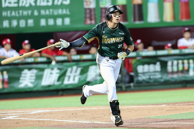 吳念庭從徐若熙手中轟3分砲　助雄鷹奪下3連勝 | 華視新聞