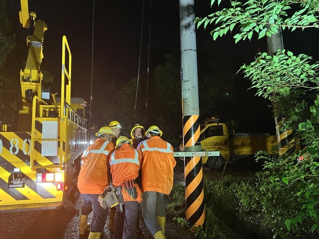 樹觸高壓線路致金門545戶停電　台電搶修復電 | 華視新聞