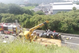 疑操作不當撞護欄　國6台中霧峰段車墜匝道釀5傷