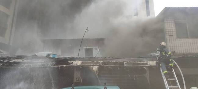 北市木柵路民宅火警1家4人逃屋頂　火勢撲滅無傷 | 華視新聞