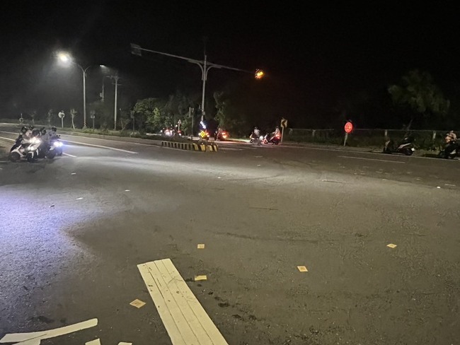 帶兄遺照聯大路旁撒冥紙  苗栗男子被送辦 | 華視新聞