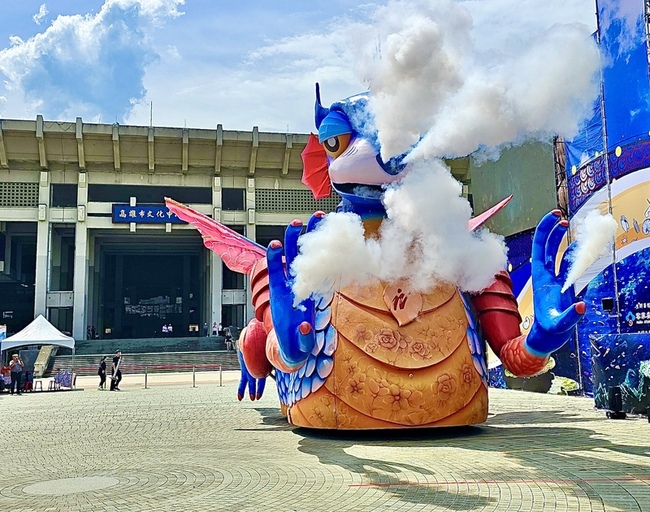 紙風車劇團「燈怪」高雄演出  8米燈燈國王現身 | 華視新聞