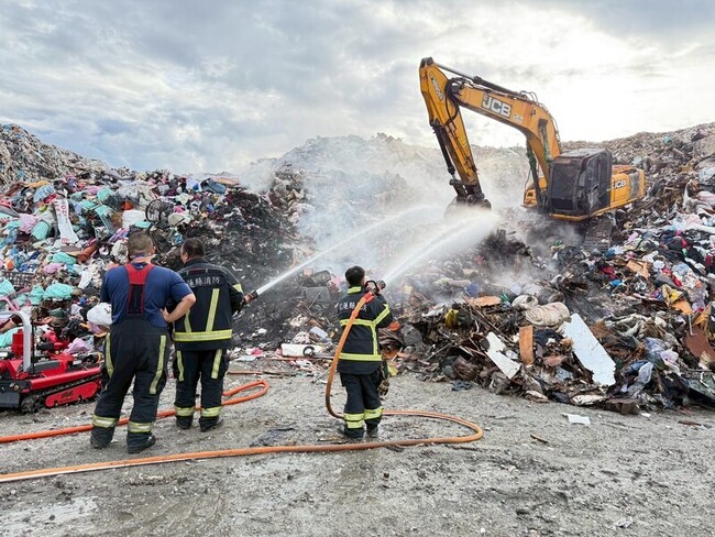 花蓮市垃圾掩埋場沼氣外洩  消防灑水控制火勢 | 華視新聞