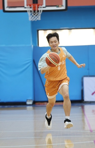 運動部長李洋新聞盃秀球技　自嘲訓練太少只給及格