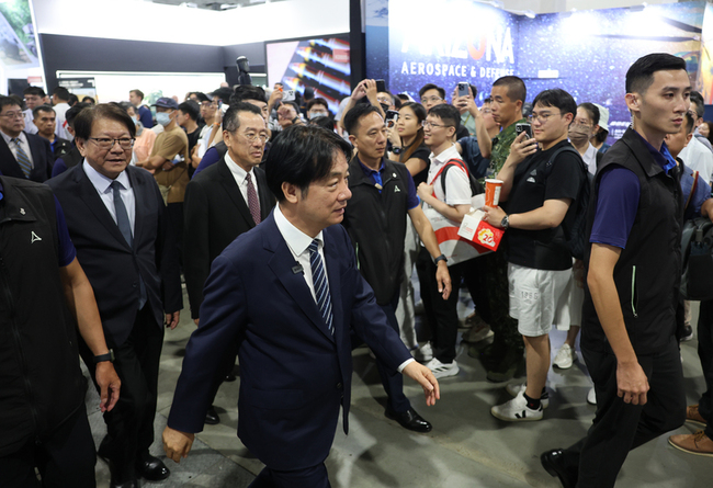 賴總統參觀航太展　親自體驗三軍訓練模擬器材 | 華視新聞