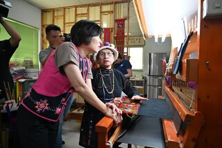 卑南族孫菊花獲認人間國寶　饒慶鈴頒紅榜祝賀