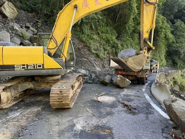 嘉縣159甲線28K邊坡不穩  落石頻傳用路人要小心 | 華視新聞