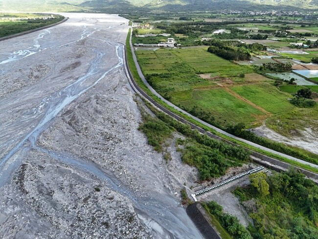 颱風樺加沙逼近  花蓮馬太鞍堰塞湖下游預佈消波塊 | 華視新聞