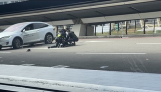 航警追捕桃機黃牛連開8槍  乘客摔下車、無人中彈