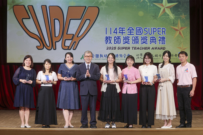 化解黑函衝突、學開堆高機　SUPER教師勇於突破 | 華視新聞