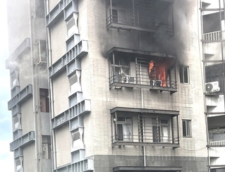 北市民宅冒火舌濃煙  行動不便男子救出後命危