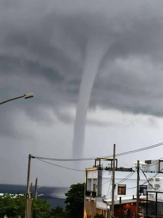 小琉球外海出現壯觀水龍捲　民眾驚呼搶拍
