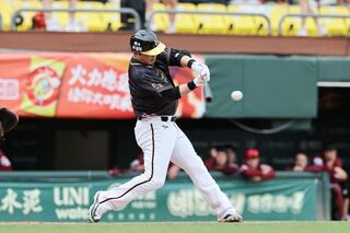 胡金龍引退賽助獅隊奪勝　澄清湖逾萬名球迷嗨