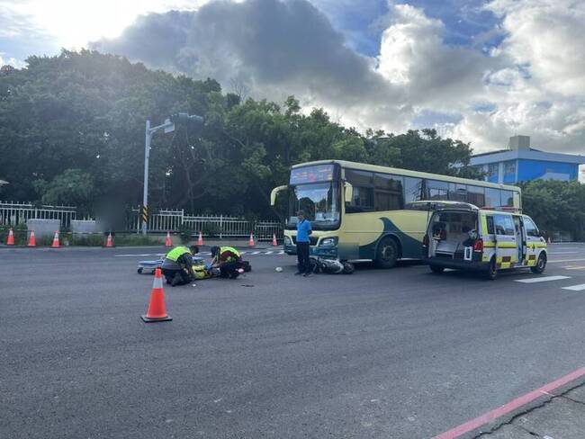 屏東核三廠前客運機車碰撞　2人重傷送醫搶救 | 華視新聞