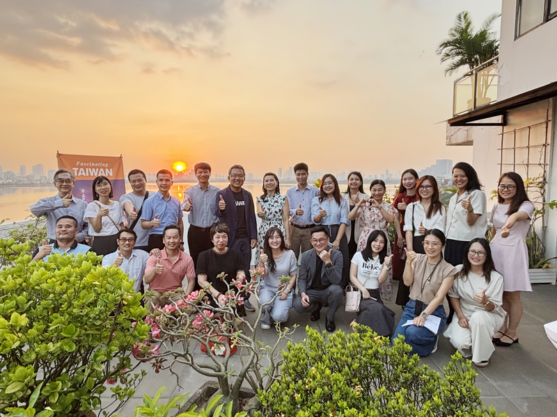 駐越南代表劉世忠與留台校友合影