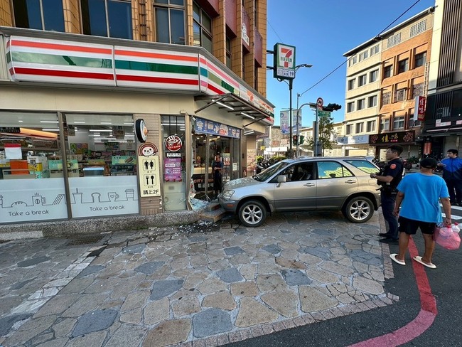 休旅車清晨停車卻撞上礁溪車站前超商大門  無人傷 | 華視新聞