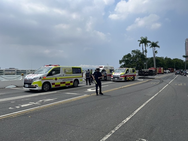 貨車高雄過彎撞「三貼」機車釀4傷　6旬婦不治 | 華視新聞