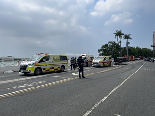 貨車高雄過彎撞「三貼」機車釀4傷　6旬婦不治