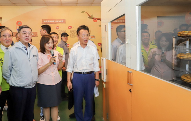 卓榮泰嘉縣送大禮  補助屠宰場設備、柿子加工廠 | 華視新聞