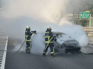 國道4號豐原段轎車疑自撞起火　警將通知駕駛到案