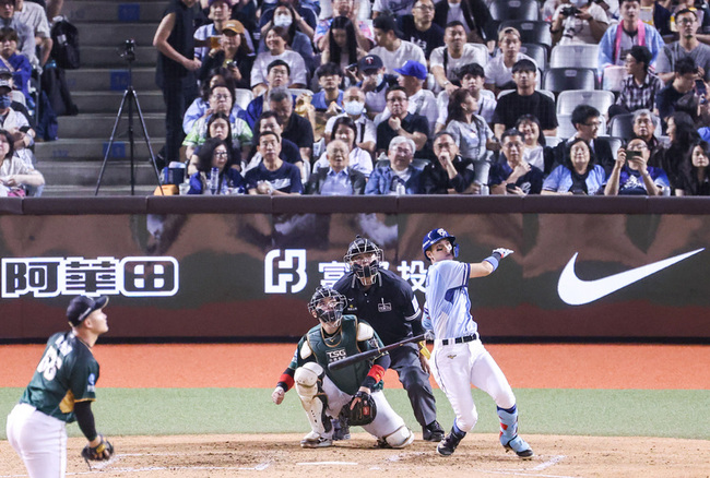 拿林哲瑄球棒開轟　陳真忍不住眼淚直呼不可思議 | 華視新聞