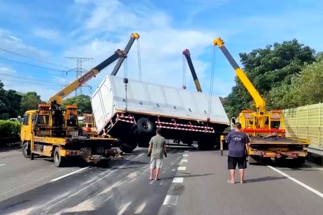 國3聯結車大溪路段翻覆佔3車道　疑子車脫鈎釀禍 | 華視新聞