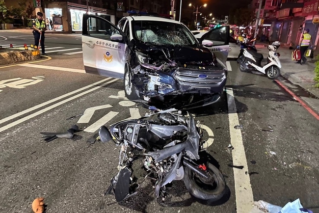 男子桃園騎車闖紅燈逆向再撞警車　公共危險罪偵辦 | 華視新聞