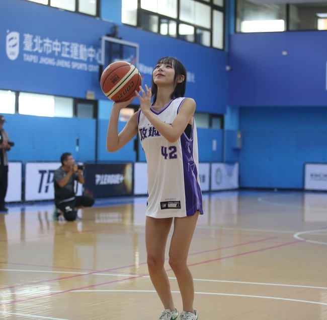 韓籍魔笛女神鄭熙靜參與新聞盃  獻籃球初體驗 | 華視新聞