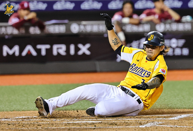 張志豪滑壘右膝受傷　完成十字韌帶重建手術 | 華視新聞