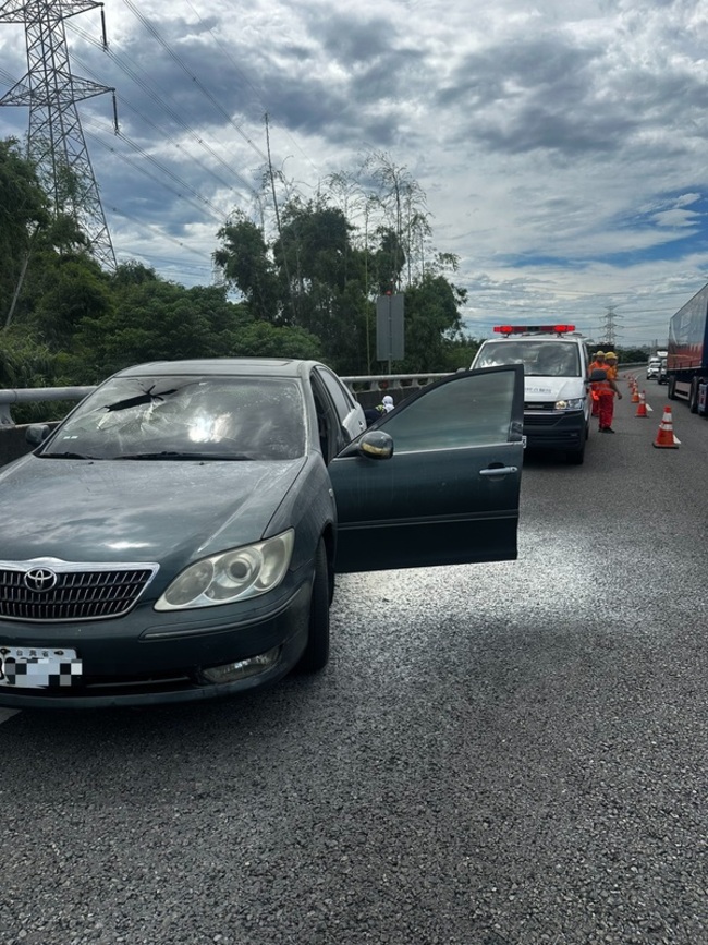 國3台中龍井段疑爆胎自撞護欄火燒車  駕駛送醫 | 華視新聞