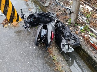 花蓮男酒駕雙載自撞電桿　騎士重傷、21歲女不治