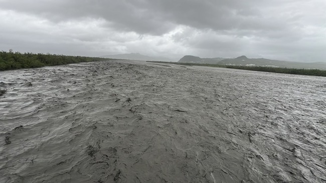 台東疑龍捲風颳倒指示牌　山區2天雨量破300毫米 | 華視新聞