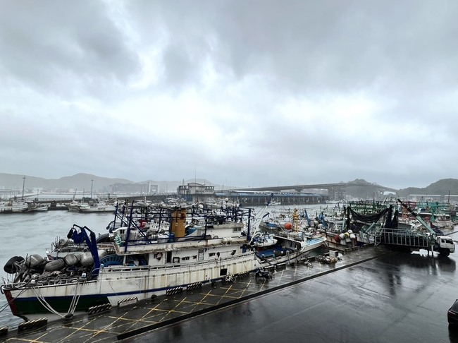 風急雨驟宜蘭未停班課　家長不捨孩子全身溼透 | 華視新聞