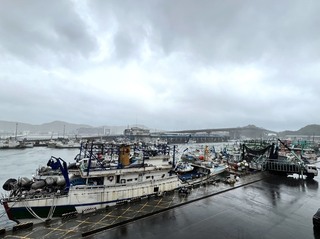 風急雨驟宜蘭未停班課　家長不捨孩子全身溼透