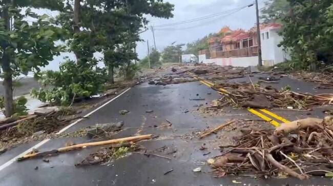 樺加沙掃過小琉球堆漂流木　屏東逾2千戶仍停電 | 華視新聞