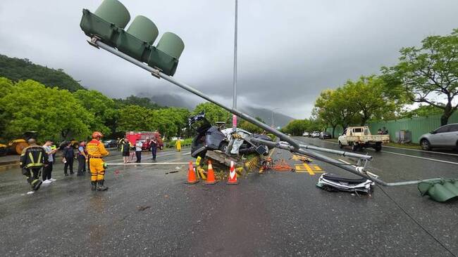 花蓮警車疑打滑撞號誌桿  車上通緝犯命危送醫 | 華視新聞