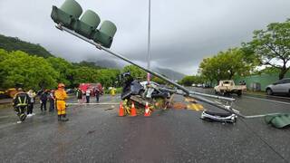 花蓮警車疑打滑撞號誌桿  車上通緝犯命危送醫