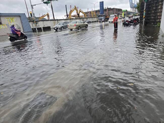 基隆碼頭改建停用原排水　中正路一度淹水百公尺 | 華視新聞