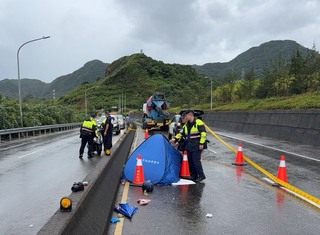 北海岸女騎機車自撞分隔島　遭預拌車輾斃