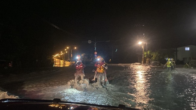 徒步深入光復災區  台東消防漏夜搜救發現命危災民 | 華視新聞
