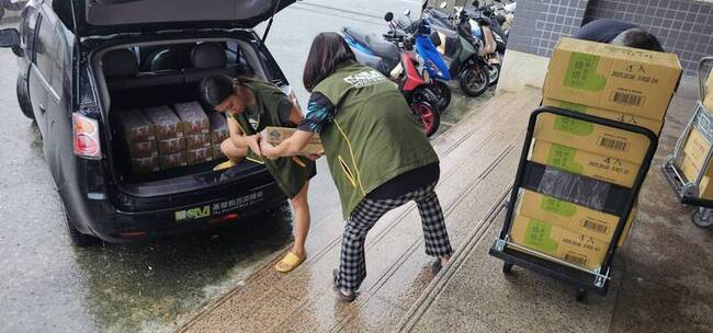 馬太鞍溪堰塞湖溢流釀災 民團緊急安置災民發放物資 | 華視新聞