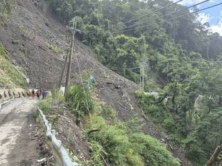 南投力行產業道路邊坡大面積崩塌　雙向交通中斷