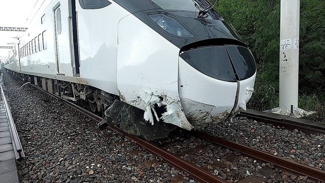 台鐵自強號撞擊土堆出軌  關山台東改公路接駁 | 華視新聞