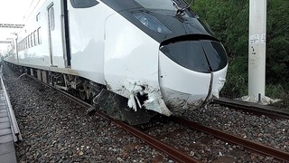 台鐵自強號撞擊土堆出軌  關山台東改公路接駁