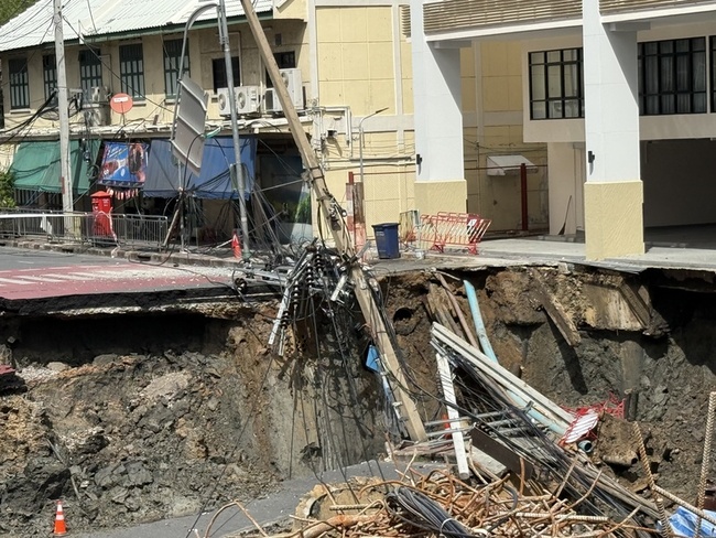 曼谷市區馬路嚴重塌陷　汽車電線桿掉入天坑無人傷亡 | 華視新聞