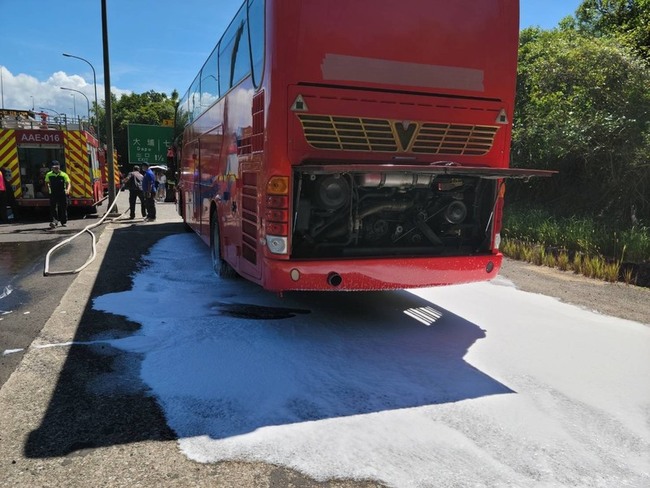 台62中崙隧道遊覽車冒濃煙　40名韓籍乘客平安下車 | 華視新聞