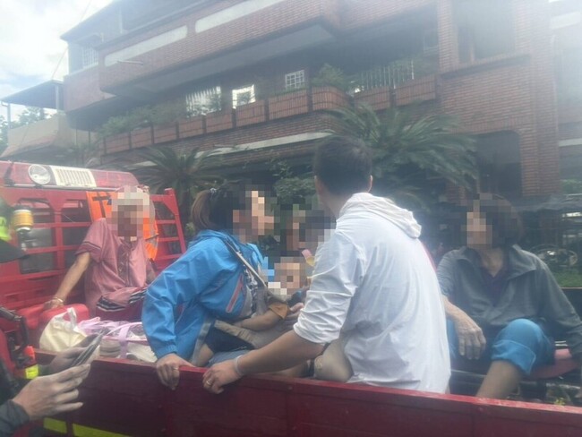 屏東消防花蓮救災　鋸鐵門爬高梯助61人脫困 | 華視新聞