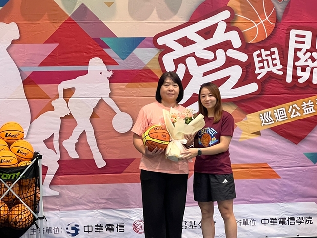 WSBL電信女籃公益活動　徐詩涵回母校勉勵學弟妹追夢 | 華視新聞