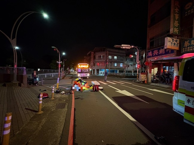 苗栗機車雙載疑闖紅燈遭收班客運撞飛　2大學生不治 | 華視新聞