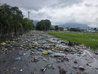 光復垃圾掩埋場垃圾沖進村落 花縣府調度機具清運